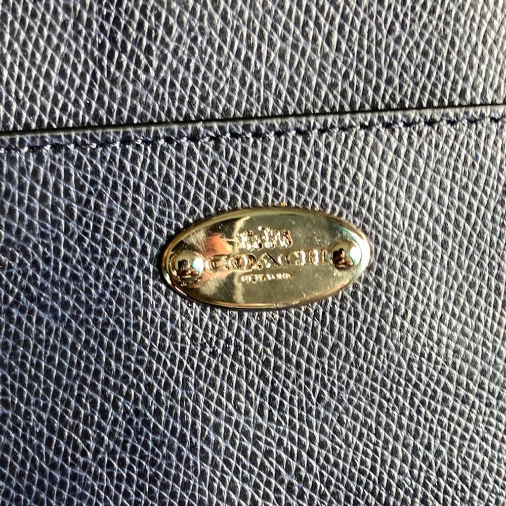 a nice coach bag tht you can put your stuff in 165$ cut price is 50